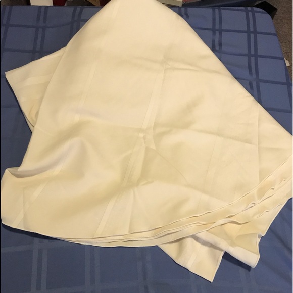 Tablecloth - Picture 1 of 1